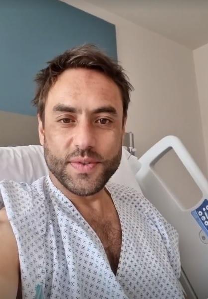 Álvaro Gómez enseña el trasero al revelar drama médico