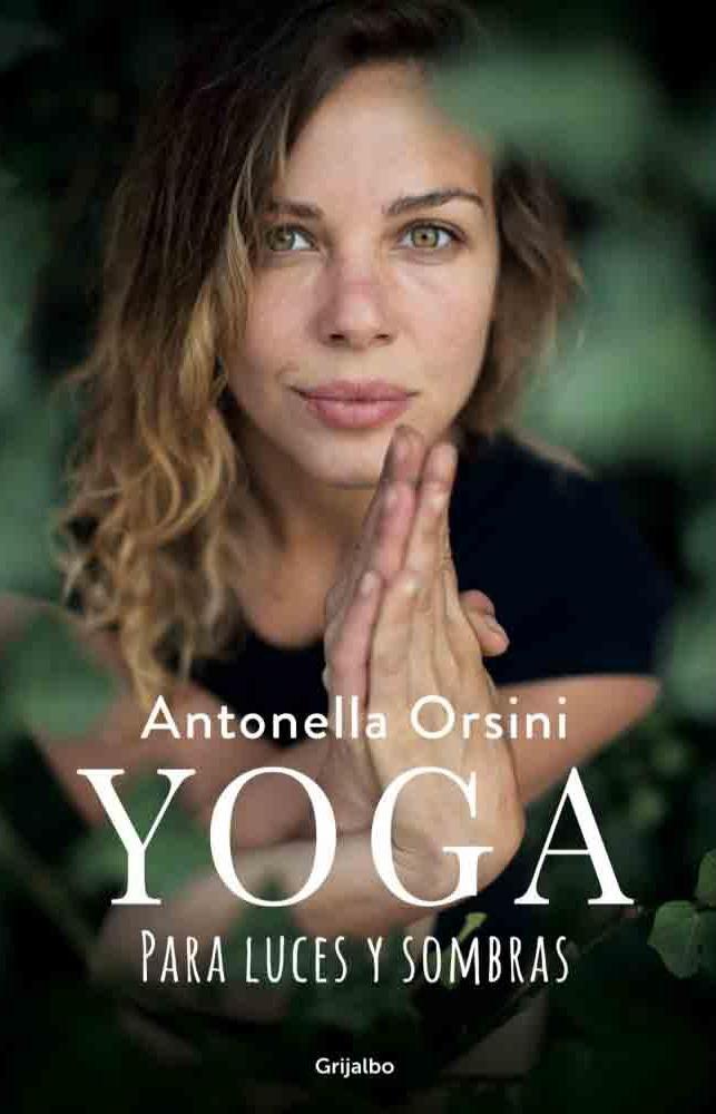Antonella Orsini promociona curso de yoga con destape playero