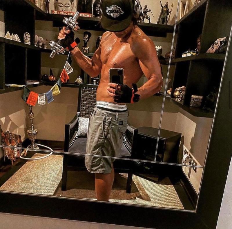 “Máquina”: Claudio Iturra exhibe su trabajado físico al aire libre