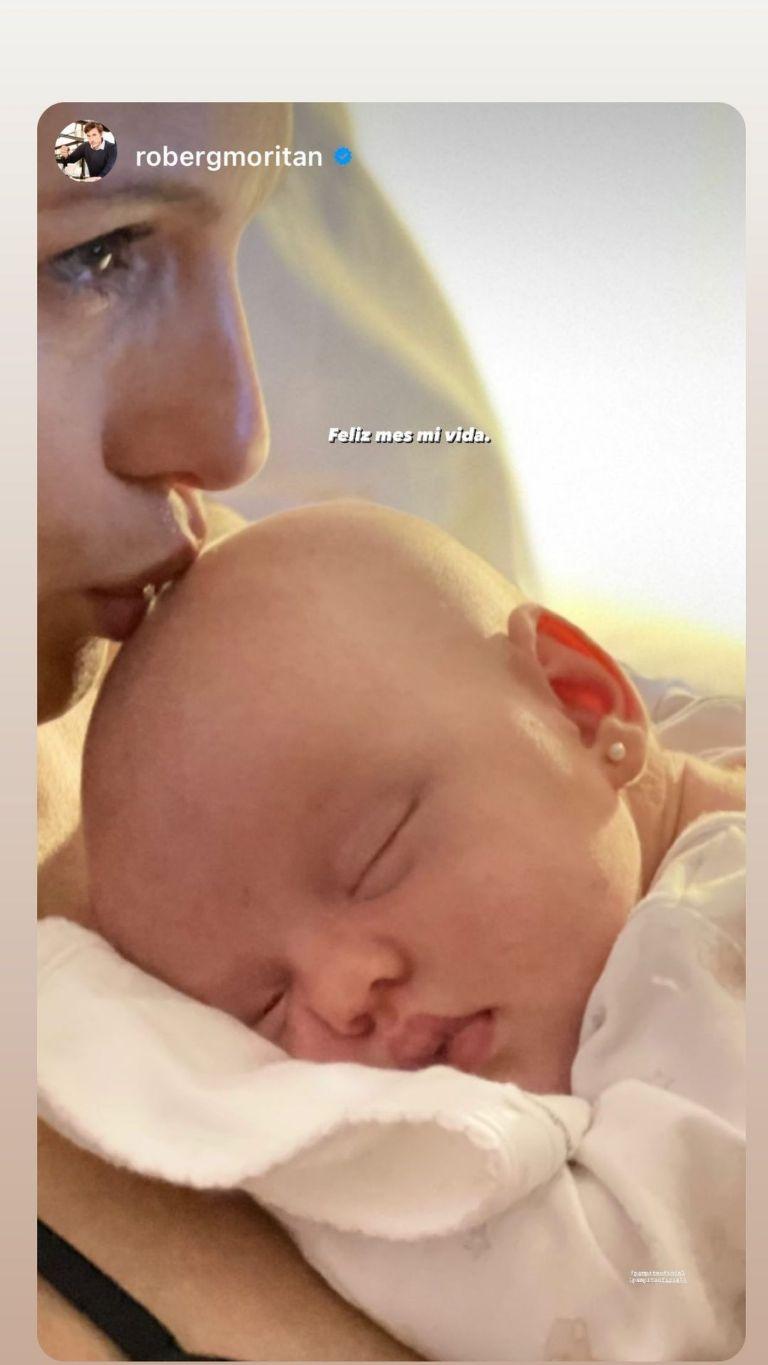 Pampita celebró el primer mes de su hija Ana