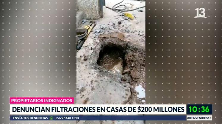 Vecinos denuncian filtraciones en casas de $200 millones