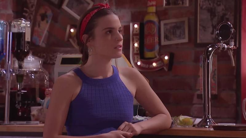 Cluny le advierte a Isabel sobre Laura