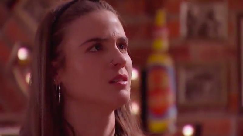 Cluny le cuenta toda la verdad a Isabel