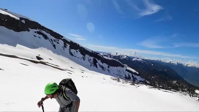 Claudio Iturra subió el Volcán Sollipulli con esquís