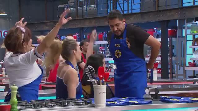 Capitanas y sus grupos escogidos al azar tuvieron que competir con mímicas