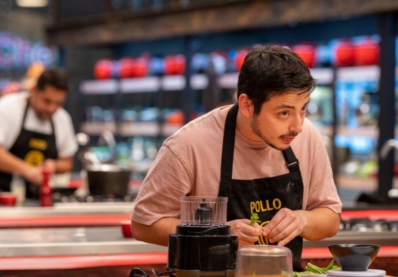 Pollo Castillo se puso pestañas postizas para coquetearle a Fernanda