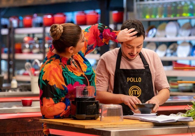 Pollo Castillo se puso pestañas postizas para coquetearle a Fernanda
