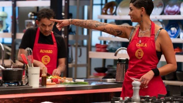 Este domingo 22 de agosto a las 22:30 horas, Canal 13 estrenó el quinto capítulo de MasterChef Celebrity,en el que tras la eliminación de Nelson Ávila la semana pasada, los aspirantes se encontrarán con una sorpresa al entrar al estudio, que indicará de qué se tratará el primer desafío de la jornada: un refrigerador con sobras de alimentos. Los participantes tuvieron 60 minutos para preparar cualquier plato, desde entradas hasta postres hechos solamente con productos y alimentos que estaban en el refrigerador. Al terminar, los chefs optaron por degustar solamente los seis mejores platos, los que fueron probando a medida que pasaban por los puestos ayudando a los participantes con sus preparaciones. Camila, Pepi y Tutú fueron las ganadoras, y por primera vez en el programa, son tres mujeres las que serán capitanas de sus equipos en esta nueva prueba de MasterChef. La prueba de la mímica Los integrantes de sus grupos fueron elegidos al azar a través de piezas de madera con forma y diseño de mimos. Camila Recabarren eligió el color rojo, y debió cocinar junto a Yamila Reyna, Álvaro López, Begoña Basauri y Naty Chilet. A diferencia de los desafíos anteriores en equipos, esta vez en MasterChef las capitanas no pudieron hablar nada, es más, si es que hablaban durante la preparación, tanto ellas como su grupo entero serían penalizadas con 5 minutos sin cocinar, tal como sucedió con Camila. Además, las capitanas estaban a cargo de comunicar, con mímica, la preparación, el nombre del plato, y los ingredientes al equipo. Apenas comenzando el reto, Camila dijo unas palabras respecto a que no sabía cómo quedarse callada, y es que al igual como dijeron sus compañeros, “es muy individualista, y es difícil trabajar con ella”. Incluso, la misma influencer destacó que si bien sabe trabajar en equipo, no le gusta hacerlo en el aspecto culinario. Ahí perdieron 5 minutos de cocina, por lo que partieron un rato después que los demás grupos. “La Cami es una chica liberal que nadie la controla”, dijo Gallina. Camila se enoja y frustra a su equipo Pasado el rato en la cocina, Camila comenzó a hacer malabares con papas, ya que al no poder cocinar, sus compañeras le dijeron que se hiciera un lado. A lo lejos, la chef Fernanda le llamó la atención. “Veo una capitana haciendo malabares”, a lo que Camila contestó diciendo que acaso no podía hacer nada. Ante esto, ella y su equipo fueron nuevamente penalizados. “No quiero ganar más”, comenzó a decir la influencer en voz alta, sumando más minutos de penalización. Por su lado, Yamila Reyna la retó: “Si no quieres hacerlo hazlo por nosotros”. “No sé por qué soy así, soy aries. Por eso me fui a vivir a la montaña para no molestar a nadie”, dijo Camila a la cámara. Revisa aquí este momento de MasterChef Celebrity.