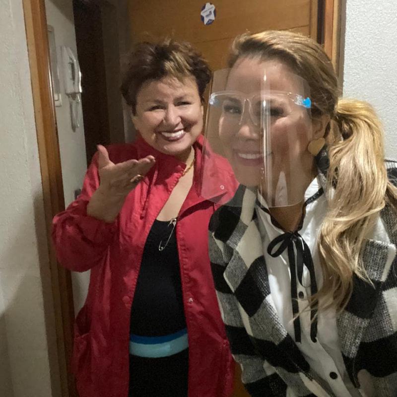 Cathy Barriga impacta con postal de sus padres