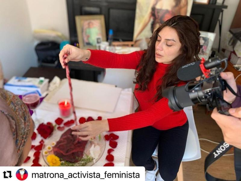 Kathy Contreras responde a críticas por comer placenta