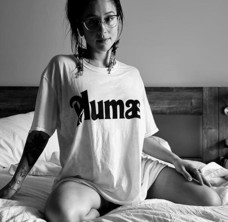 Denise Rosenthal promociona proyecto de novio con fotos en cama