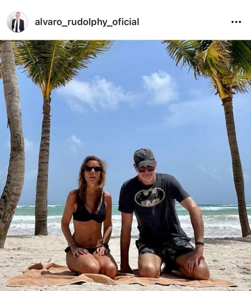 Álvaro Rudolphy encanta con foto playera junto a su esposa