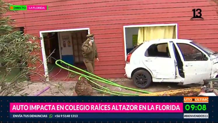 Auto impacta en sala de colegio en La Florida