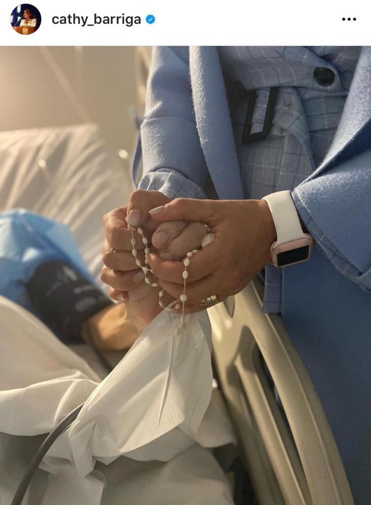 Cathy Barriga impacta con postal de sus padres