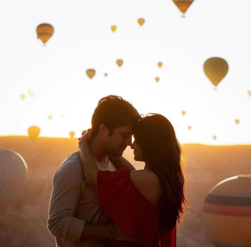 Diego Boneta oficializa su pololeo con colega mexicana