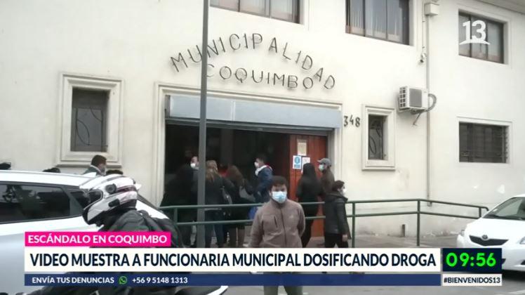 Video muestra a funcionaria municipal dosificando droga