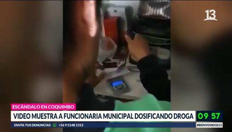 Video muestra a funcionaria municipal dosificando droga