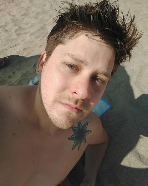 Elfi de “Yingo” trabaja como fiscalizador en el aeropuerto