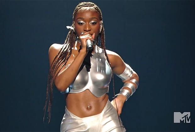 ¡En llamas! Normani hace homenaje a Janet Jackson en los VMA's 2021
