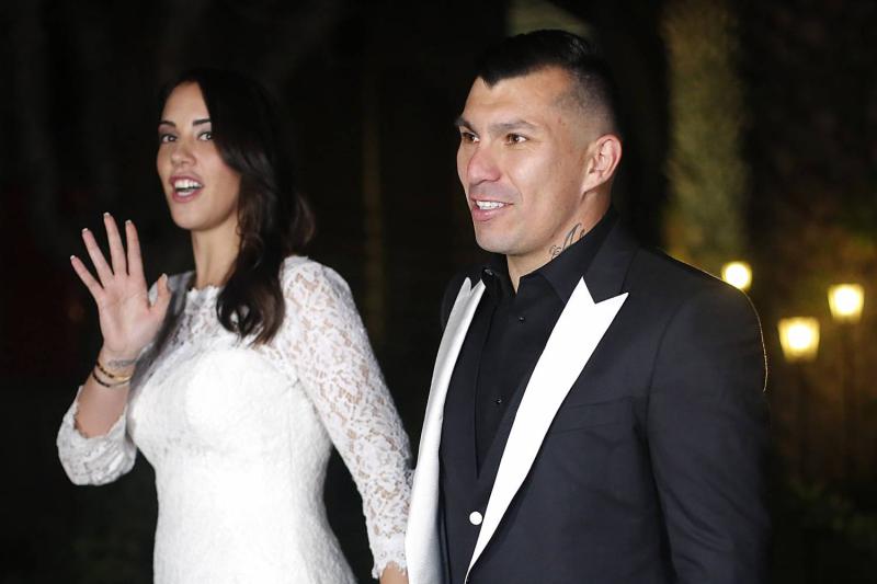 Gary Medel sorprende a su esposa con romántico mensaje