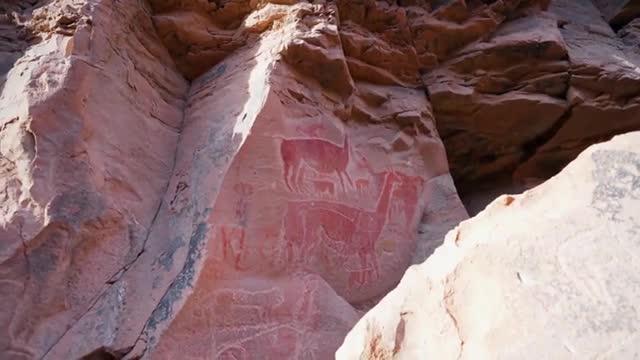 Pancho Saavedra quedó maravillado con las pictografías de Taira
