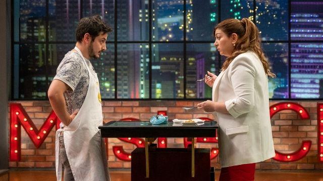 La chef Fernanda disfrutó del plato de Pollo Castillo