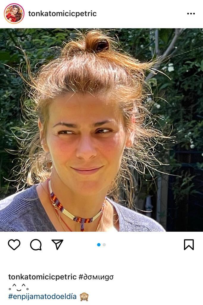 Tonka Tomicic revive su faceta de modelo en pasillo de Canal 13