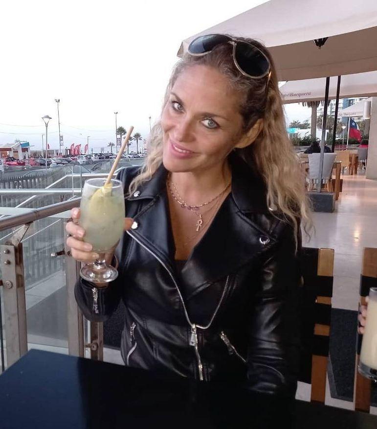 Kenita Larraín celebra sus 48 años con fiesta ochentera