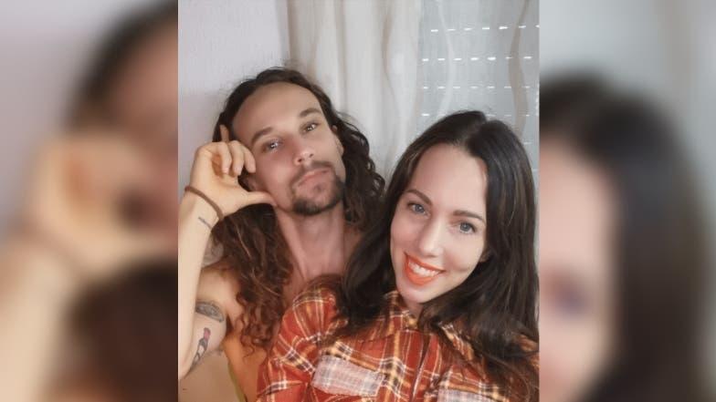 Mujer vegana disfruta de amamantar a su novio