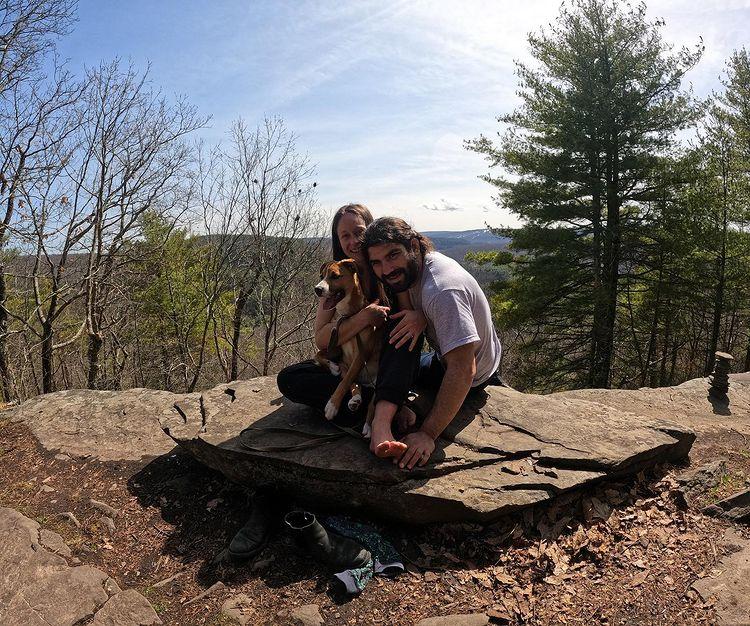 Novia sorprendió a su novio ciego con vestido táctil