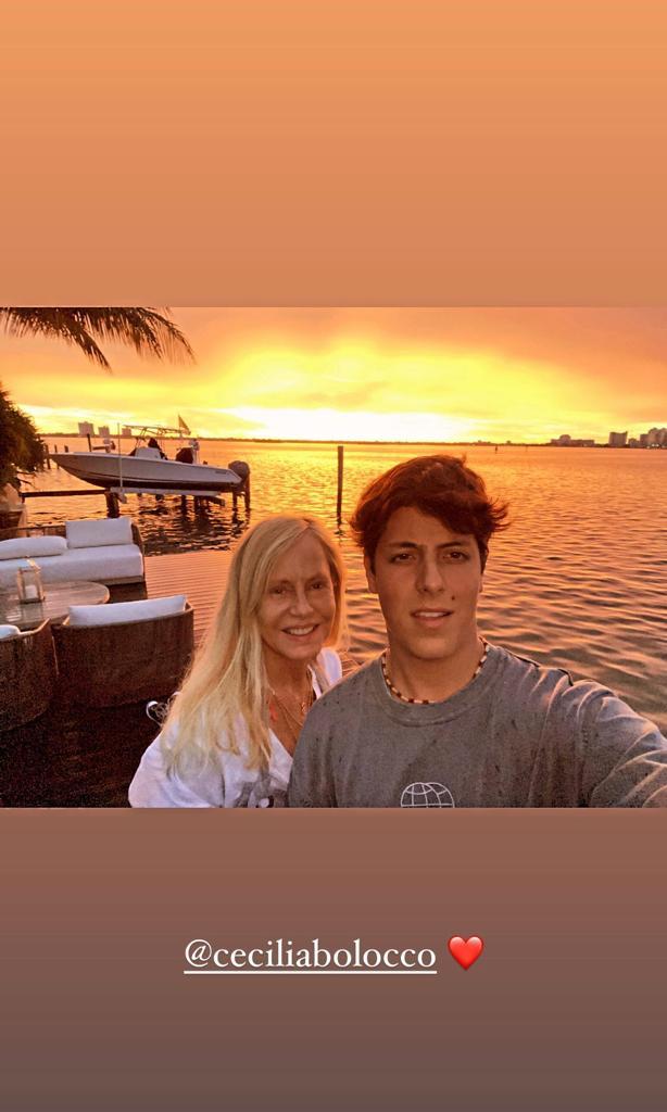 Cecilia Bolocco saca aplausos con foto tiñéndose el pelo