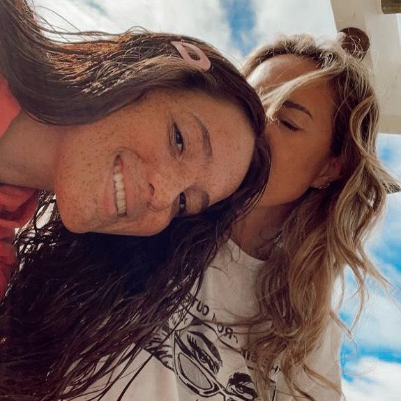 Angélica Castro celebra los 17 años de su hija con emotivo video