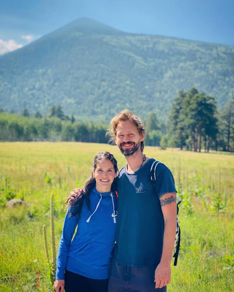 Actriz de Amango se casa con hombre que conoció por el yoga