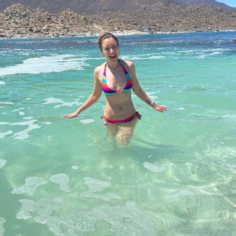 “Cada día más joven”: Carla Jara se luce con bikinis de moda