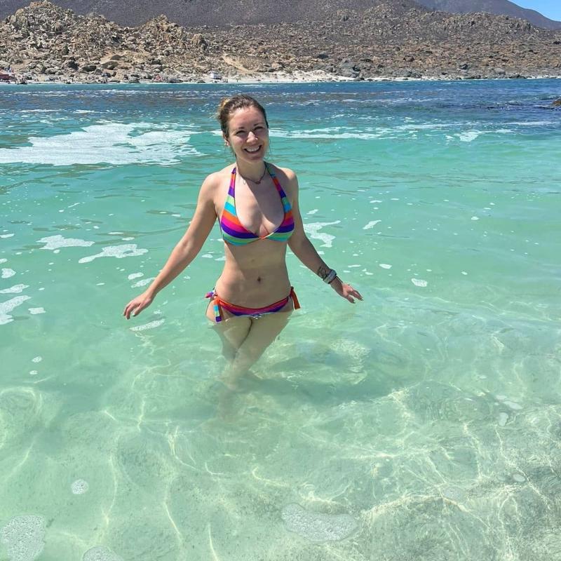 “Cada día más joven”: Carla Jara se luce con bikinis de moda