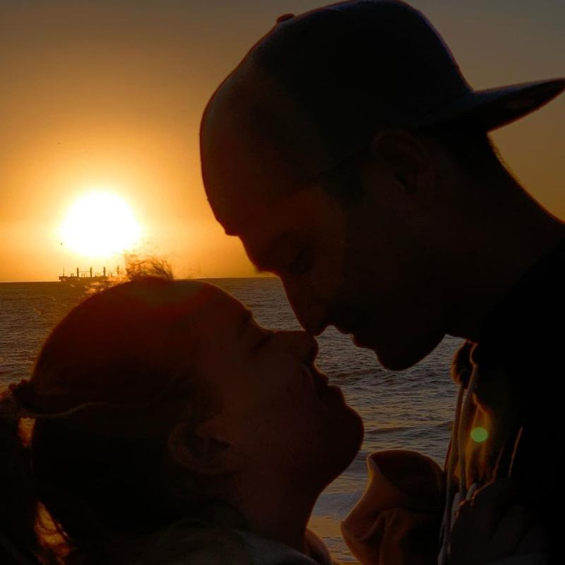 Christell Rodríguez declara su amor con romántica postal