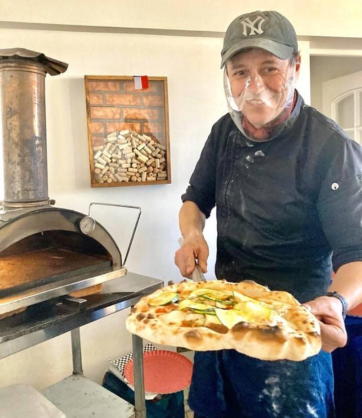 Álvaro Morales se gana la vida con negocio de pizzas
