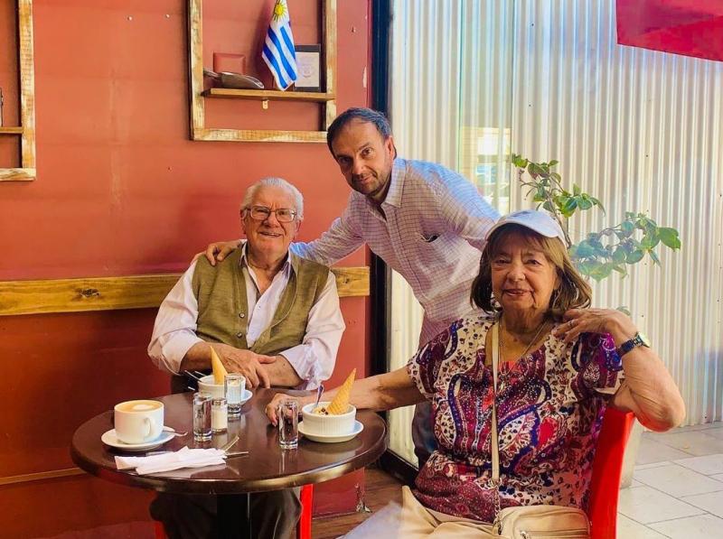 Rodrigo Sepúlveda encanta con fotografía junto a sus padres