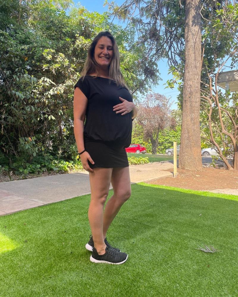 Belén Mora muestra su embarazo modelando traje de baño