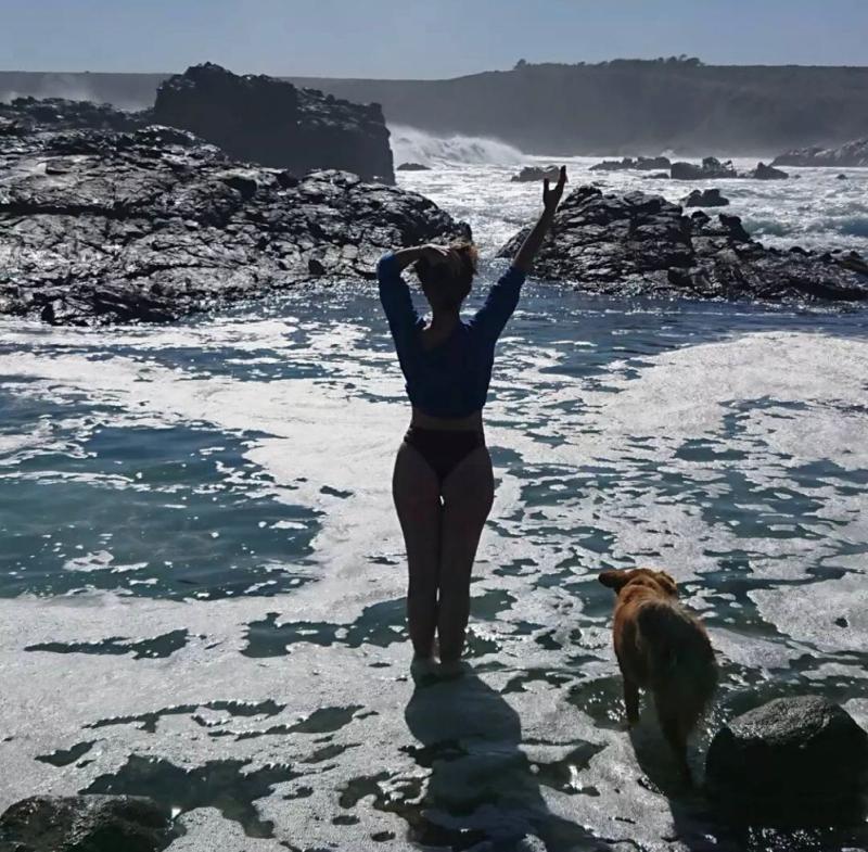 Amaya Forch impacta al mostrarse con el pelo azul