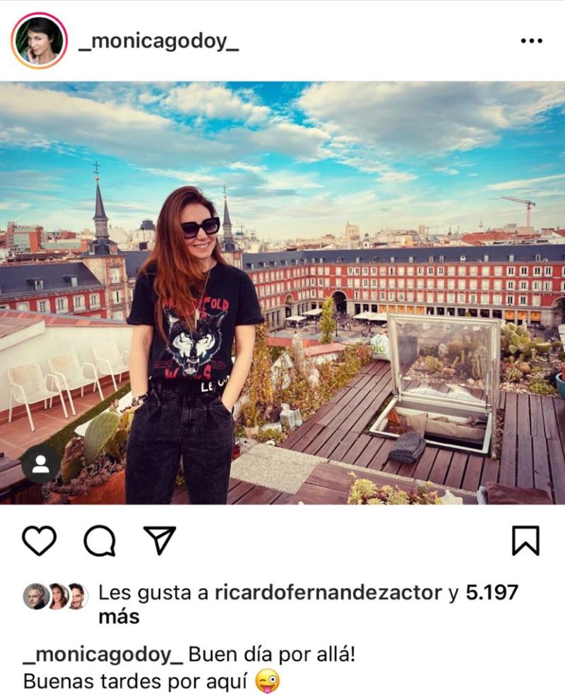 Mónica Godoy se luce con estilo juvenil en España