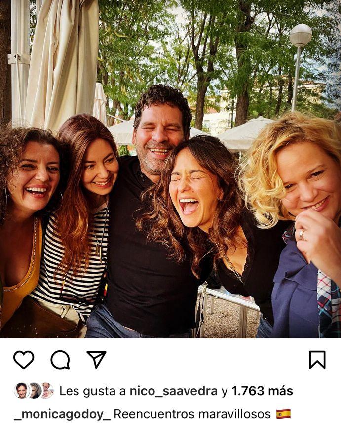 Mónica Godoy se luce con estilo juvenil en España