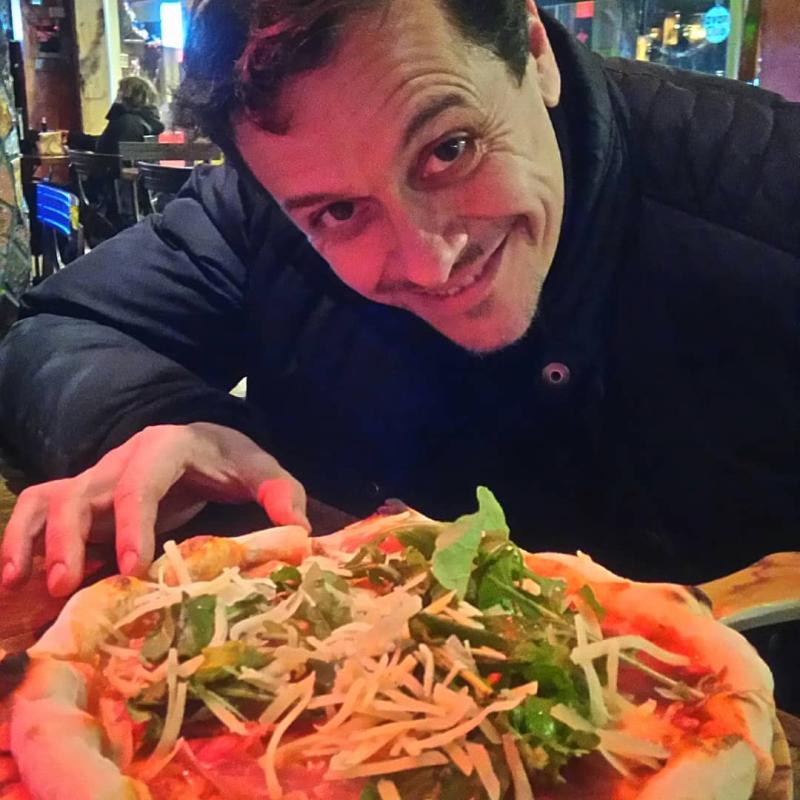 Álvaro Morales se gana la vida con negocio de pizzas