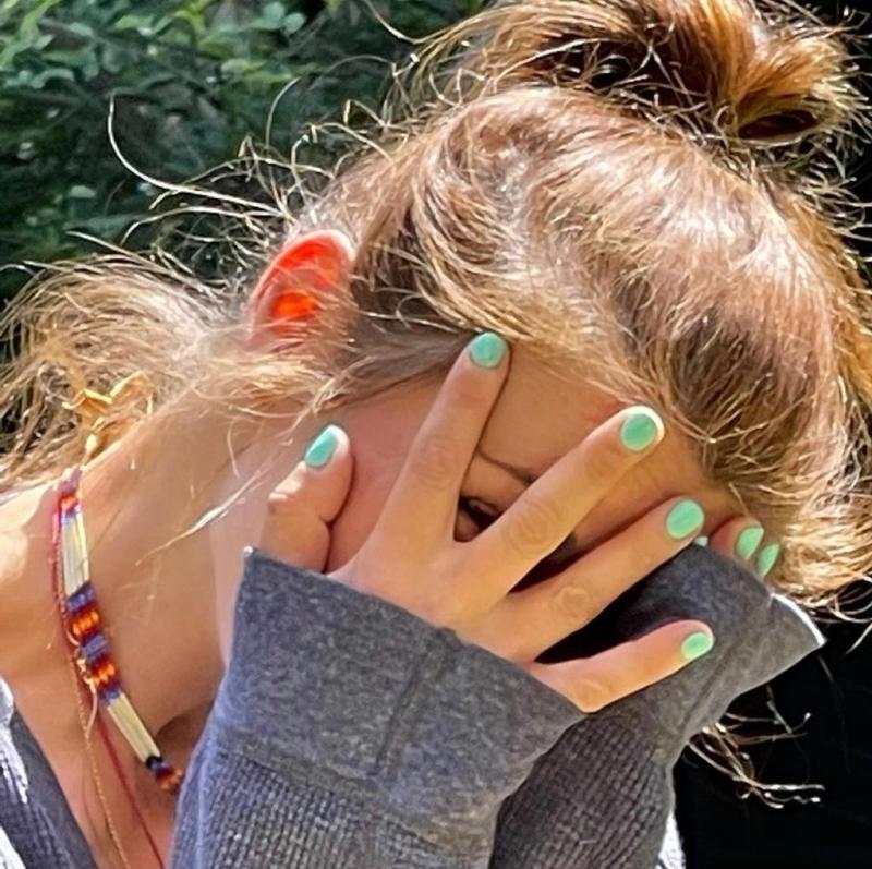 Tonka Tomicic revive su faceta de modelo en pasillo de Canal 13