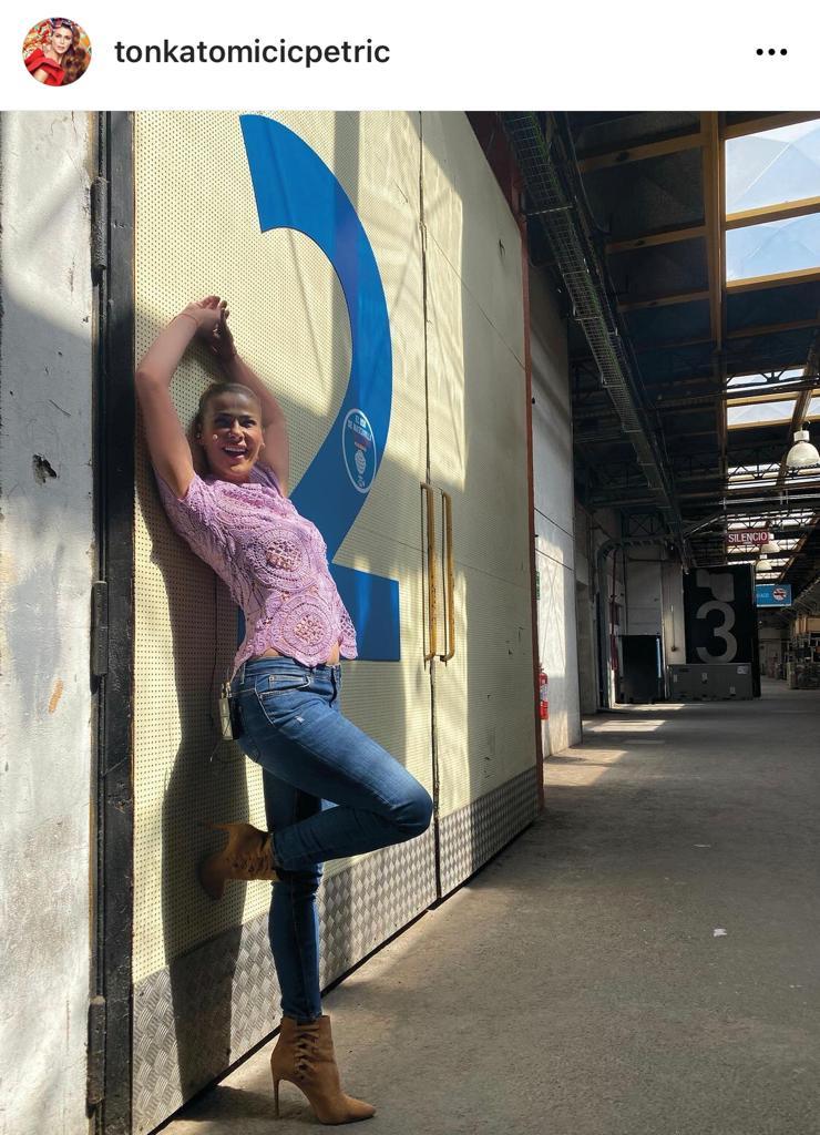 Tonka Tomicic revive su faceta de modelo en pasillo de Canal 13