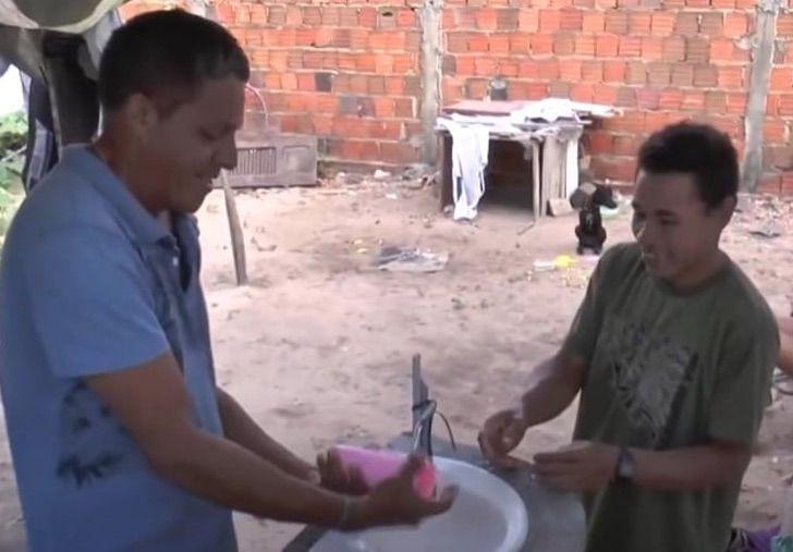 Mujer brasileña convive con su esposo y amante