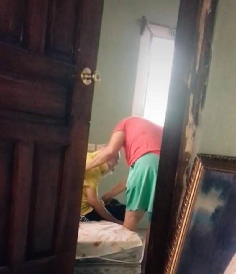 Mujer cuida a su ex suegro