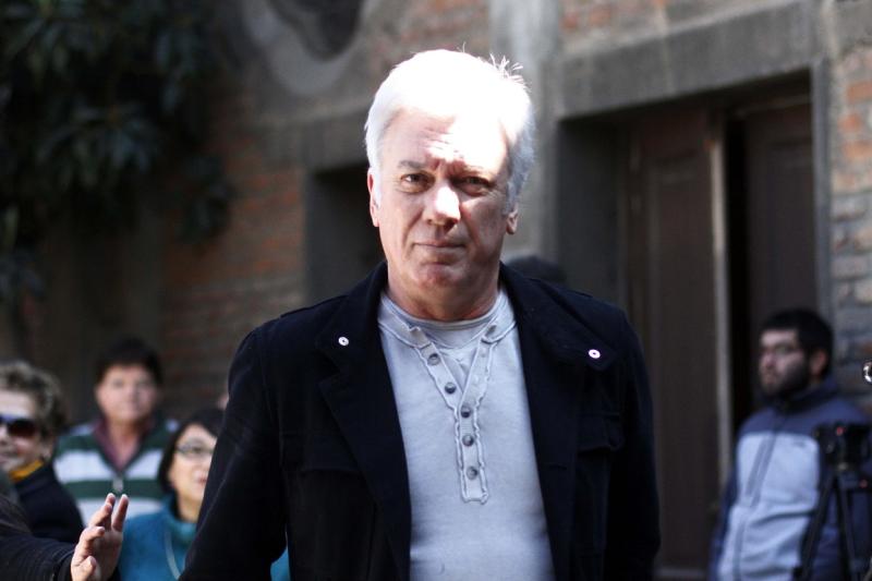 La relajada vida de Antonio Vodanovic en la playa