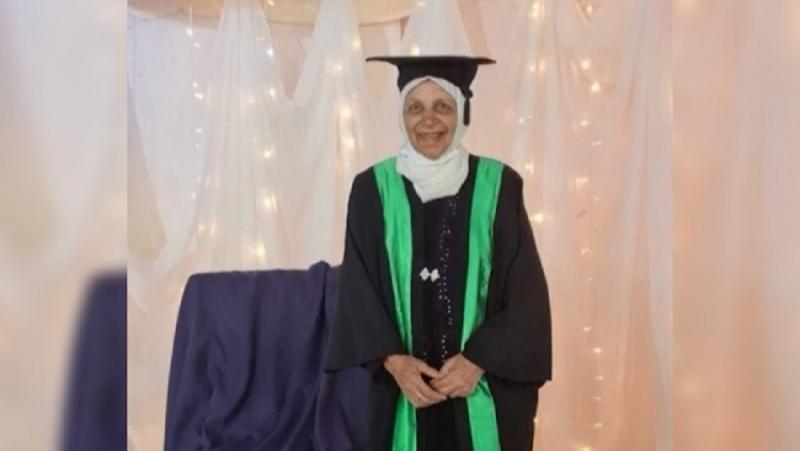 Mujer de 85 años logra graduarse de la universidad