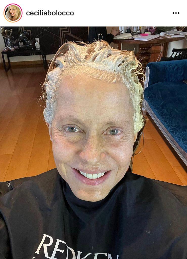 Cecilia Bolocco saca aplausos con foto tiñéndose el pelo